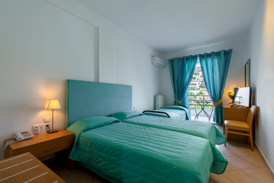 Üçüncü yataklı, balkonlu ve dağ manzaralı çift kişilik oda