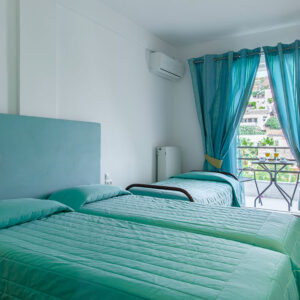 Chambre double avec troisième lit avec balcon et vue sur la montagne