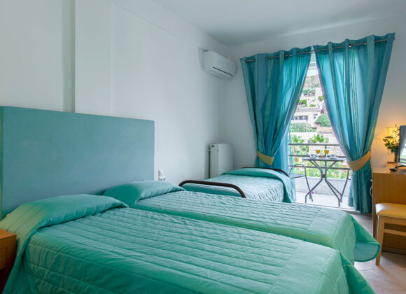 Chambre double avec troisième lit avec balcon et vue sur la montagne